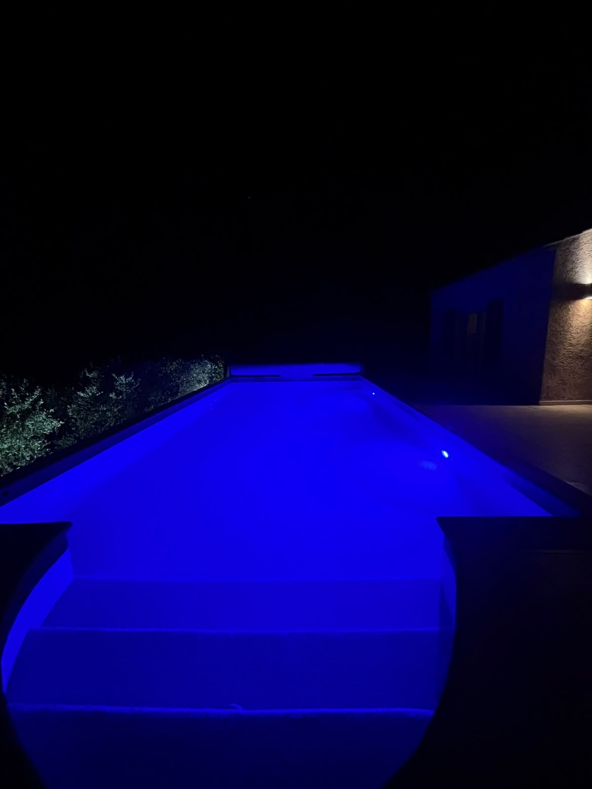 Applique LED moderne sur mur en pierre apparente, maison ancienne Var, lumière indirecte sur voûte