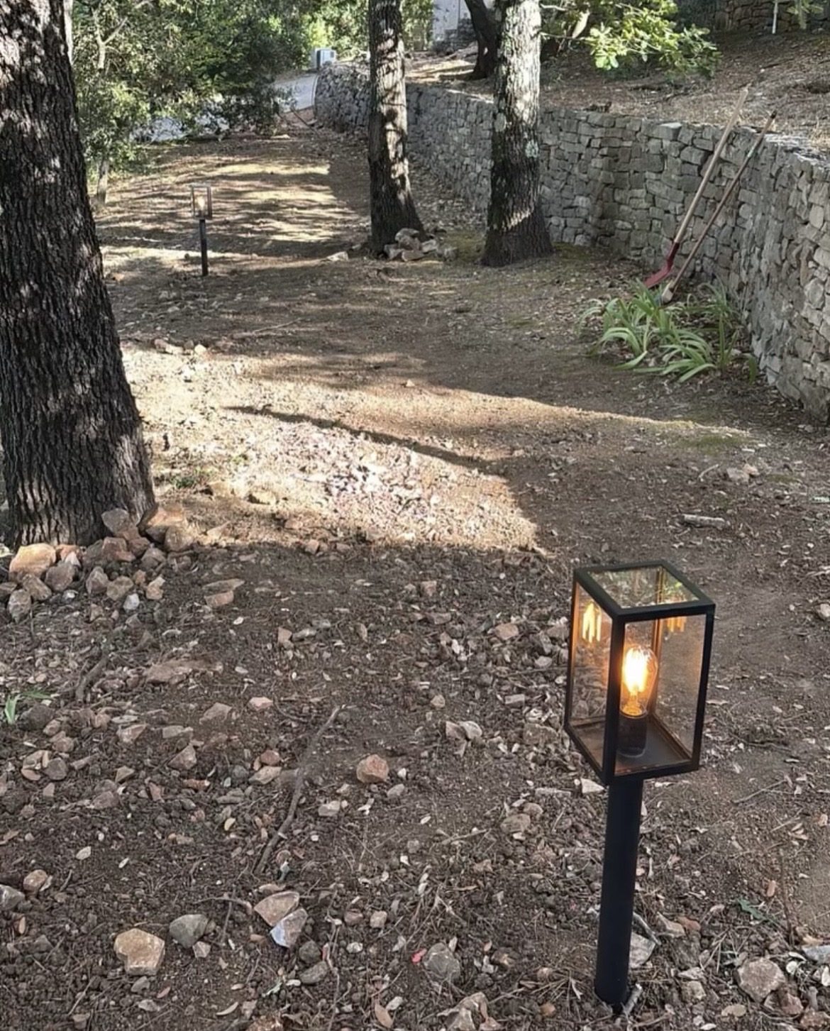 Borne lumineuse extérieure installée le long d'une allée