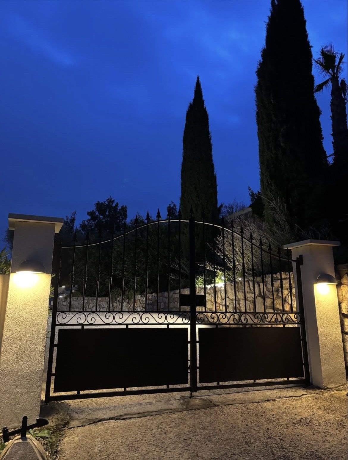 Éclairage de piliers de portail le soir, appliques murales chaleureuses