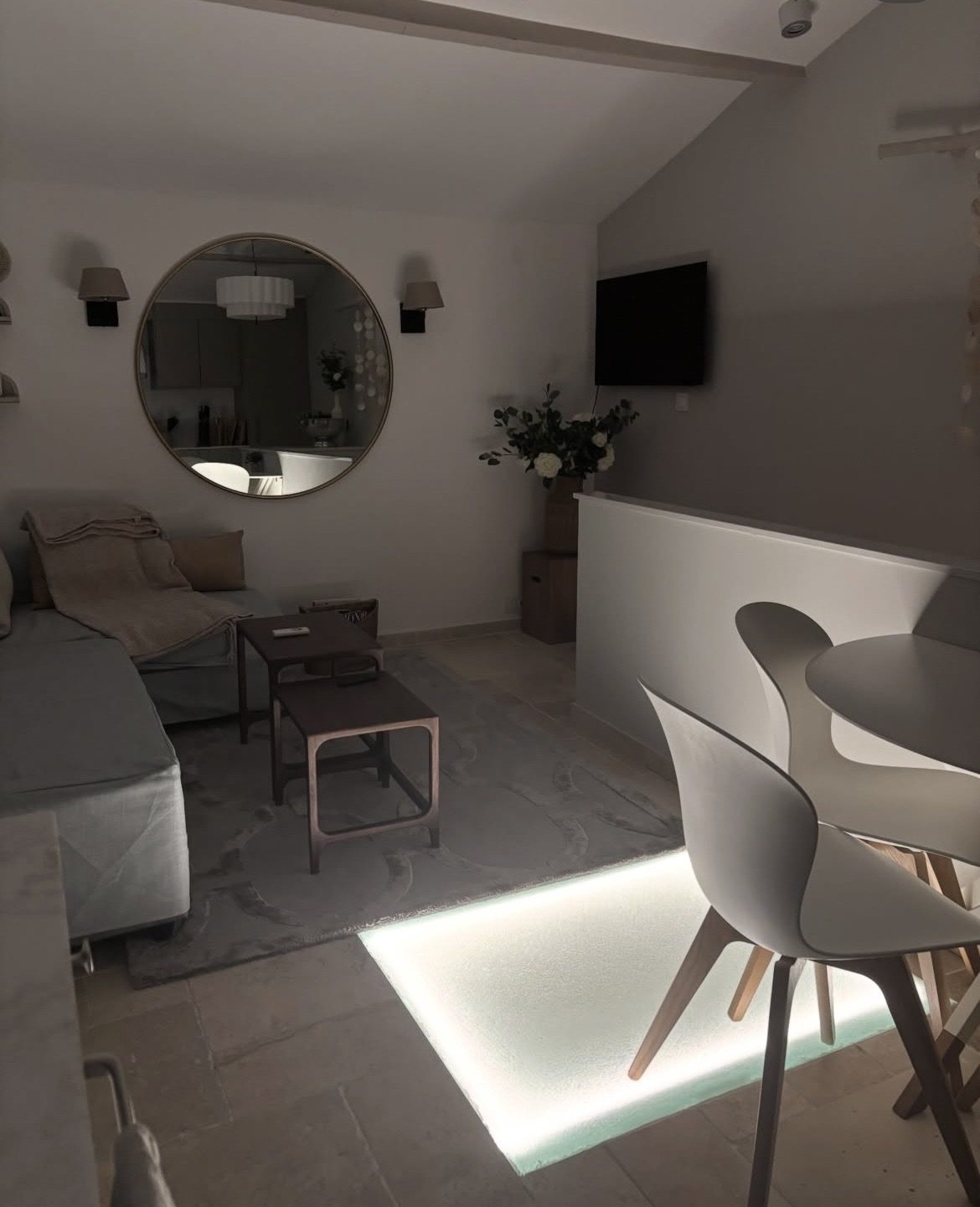 Plancher en verre rétroéclairé dans un salon, Figanières