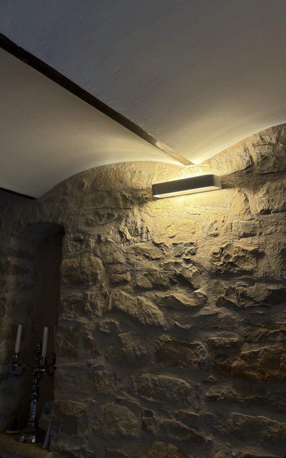 Applique LED encastrée sur une voûte en pierre apparente